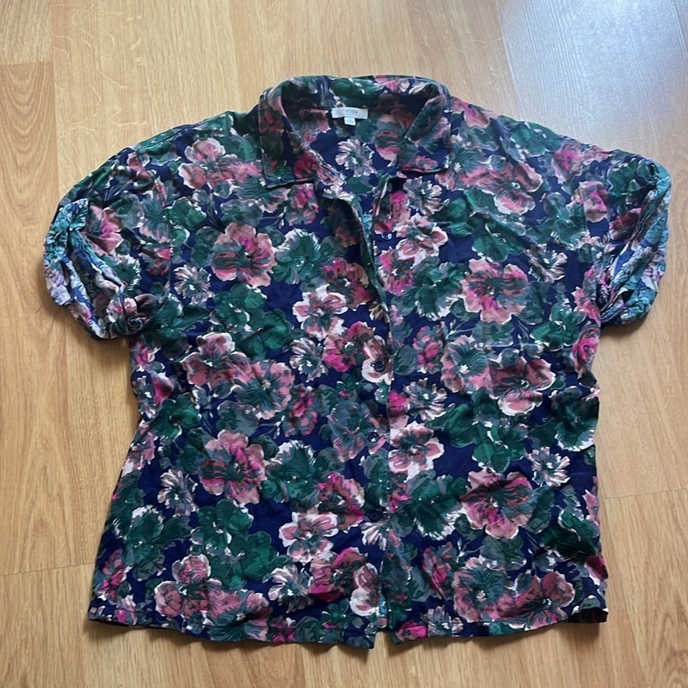 Tavik floral shirts button down ! Super cute women’s size S M.
